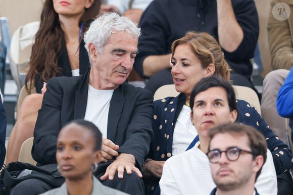 Raymond Domenech et sa compagne en tribunes lors des Internationaux de France de Tennis de Roland Garros 2025, à Paris, France, le 6 juin 2025. © Jacovides-Moreau/Bestimage