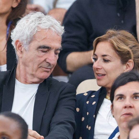 Raymond Domenech et sa compagne en tribunes lors des Internationaux de France de Tennis de Roland Garros 2025, à Paris, France, le 6 juin 2025. © Jacovides-Moreau/Bestimage