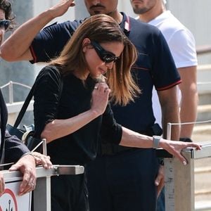 mais surtout la reine Rania de Jordanie, dont la présence royale confère une dimension unique à cette union. 

La reine Rania de Jordanie arrive à Venise pour assister au mariage de Jeff Bezos et Lauren Sanchez (26 - 28 juin 2025), le 26 juin 2025. Backgrid UK/ Bestimage