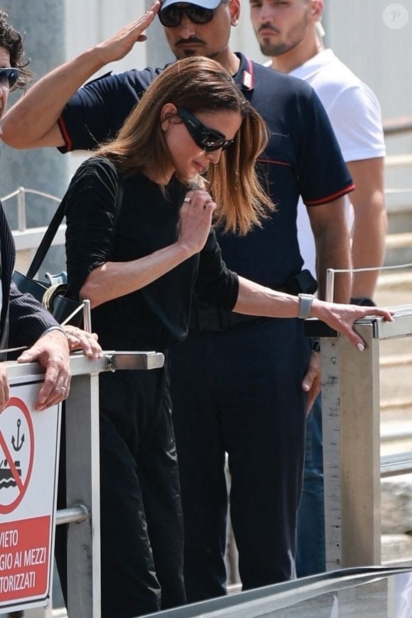 mais surtout la reine Rania de Jordanie, dont la présence royale confère une dimension unique à cette union. 

La reine Rania de Jordanie arrive à Venise pour assister au mariage de Jeff Bezos et Lauren Sanchez (26 - 28 juin 2025), le 26 juin 2025. Backgrid UK/ Bestimage