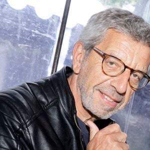 Son fils aîné vivant à l’étranger, il ne voit pas son petit-fils aussi souvent qu’il le souhaiterait.

Michel Cymes lors de la 3ème édition du salon du livre à Saint-Germain-des-Prés "Des pages avant la plage" à Paris le 6 juin 2026.

© Cédric Perrin / Bestimage