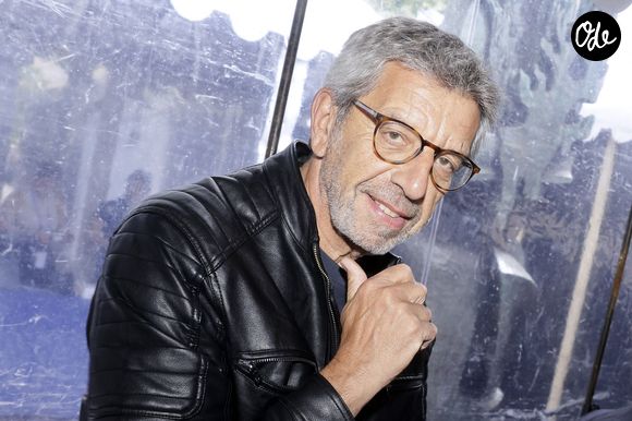 Son fils aîné vivant à l’étranger, il ne voit pas son petit-fils aussi souvent qu’il le souhaiterait.

Michel Cymes lors de la 3ème édition du salon du livre à Saint-Germain-des-Prés "Des pages avant la plage" à Paris le 6 juin 2026.

© Cédric Perrin / Bestimage
