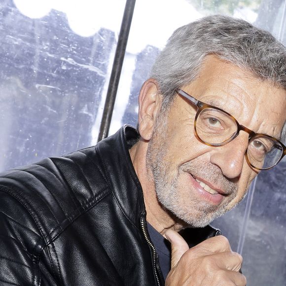Son fils aîné vivant à l’étranger, il ne voit pas son petit-fils aussi souvent qu’il le souhaiterait.

Michel Cymes lors de la 3ème édition du salon du livre à Saint-Germain-des-Prés "Des pages avant la plage" à Paris le 6 juin 2026.

© Cédric Perrin / Bestimage