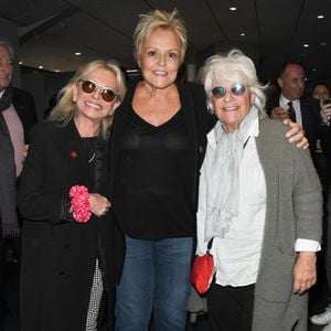 Si leurs chemins se sont séparés, elles ont su préserver un lien précieux, empreint de respect et d’affection.

Véronique Sanson, Muriel Robin et Catherine Lara - Générale du nouveau spectacle "Muriel Robin et Pof !" au Palais des Sports à Paris le 3 octobre 2019. © Coadic Guirec/Bestimage