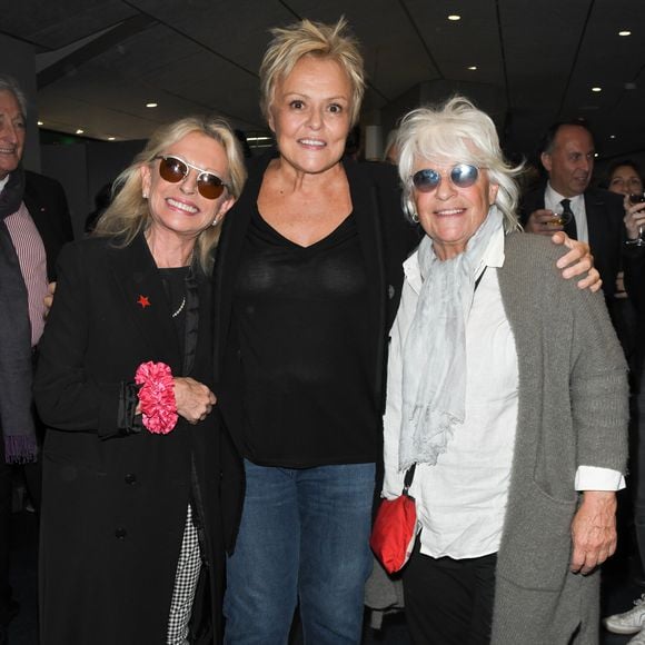 Si leurs chemins se sont séparés, elles ont su préserver un lien précieux, empreint de respect et d’affection.

Véronique Sanson, Muriel Robin et Catherine Lara - Générale du nouveau spectacle "Muriel Robin et Pof !" au Palais des Sports à Paris le 3 octobre 2019. © Coadic Guirec/Bestimage