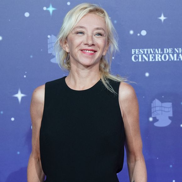 avant de revenir sur un événement qui l’a plus bouleversée qu’elle ne l’aurait cru. “Il est décédé il y a un an et demi en laissant un mini-héritage”, a-t-elle révélé.

Sylvie Testud - Personnalités au photocall de la 3ème soirée de la 5ème édition du festival CinéRoman au cinéma Pathé Gare du Sud à Nice. Le 4 octobre 2023 © Norbert Scanella / Panoramic / Bestimage