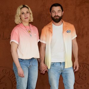 Alysson Paradis et son compagnon Guillaume Gouix au village lors des Internationaux de France de tennis de Roland Garros 2023, à Paris, France, le 5 juin 2023. © Cyril Moreau/Bestimage