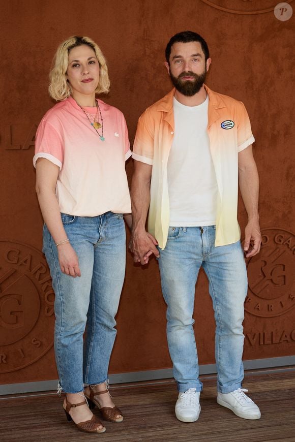 Alysson Paradis et son compagnon Guillaume Gouix au village lors des Internationaux de France de tennis de Roland Garros 2023, à Paris, France, le 5 juin 2023. © Cyril Moreau/Bestimage