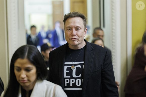 Deuxième règle : celles-ci ne doivent pas non plus être fréquentes. 

Elon Musk à Washington DC Backgrid USA / Bestimage