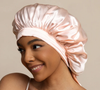Le satin, plus économique et robuste, protège bien mais fait davantage transpirer.

Comment bien choisir son bonnet de nuit capillaire, en soie ou en satin.