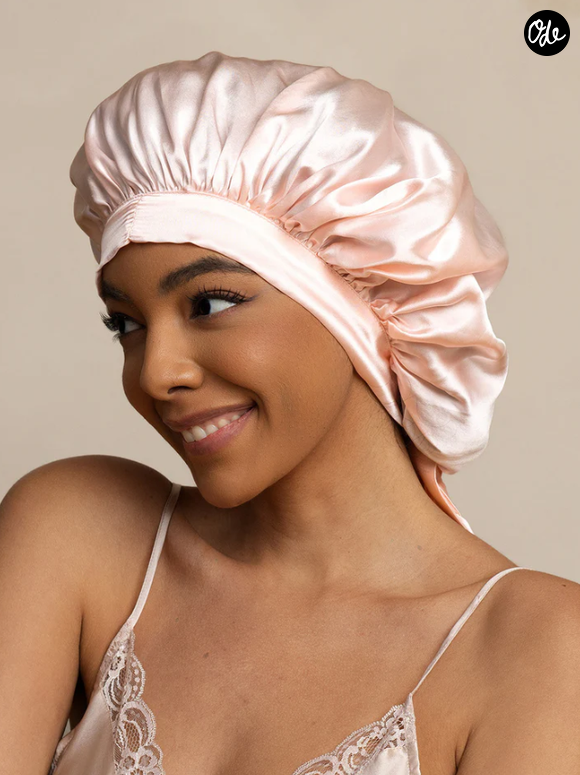 Le satin, plus économique et robuste, protège bien mais fait davantage transpirer.

Comment bien choisir son bonnet de nuit capillaire, en soie ou en satin.