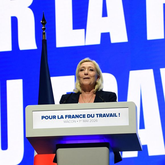 Rencontre de Marine Le Pen du Rassemblement National lors de la fête de la Nation dans la ville de Mâcon le vendredi 1er mai 2026. © Romain Doucelin/Bestimage