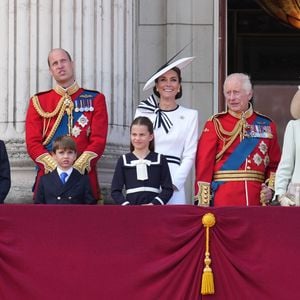 Le prince George, le prince Louis, la princesse Charlotte, le prince William, prince de Galles, Catherine Kate Middleton, princesse de Galles, le roi Charles III d'Angleterre, la reine consort Camilla - Les membres de la famille royale britannique au balcon du Palais de Buckingham lors de la parade militaire "Trooping the Colour" à Londres le 15 juin 2024

© Julien Burton / Bestimage