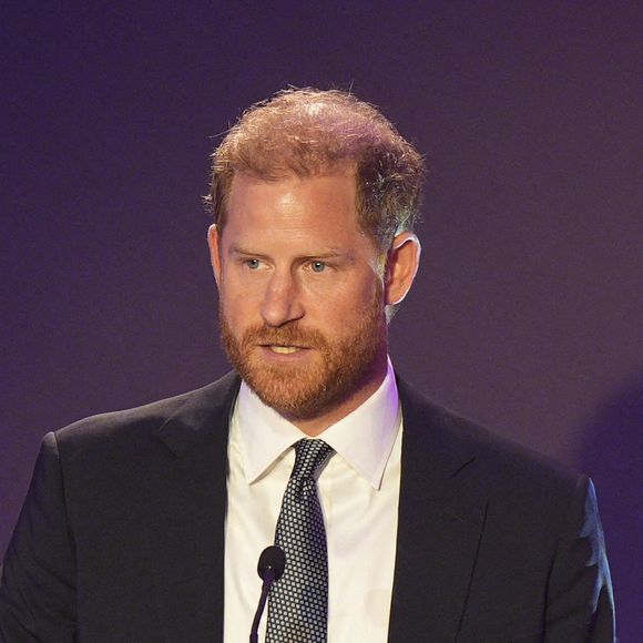 Le prince Harry est revenu au Royaume-Uni  pour les Well Child Awards.

Le duc de Sussex prend la parole lors de la cérémonie annuelle des WellChild Awards, qui célèbre les réalisations et la résilience des jeunes gravement malades et de leurs familles, à l'hôtel Royal Lancaster de Londres. © Chown Aaron/PA Photos/ABACA