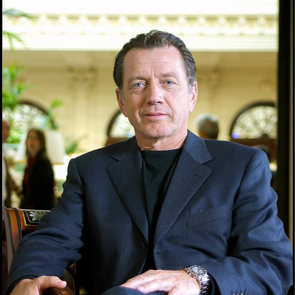 Après leur séparation au début des années 90, l'acteur disparu en 2010 a vécu une idylle assez atypique avec une célèbre chanteuse...

Bernard Giraudeau - Paris - France - 2004 - 12 eme festival du film Jules Verne (Guillaume Gaffiot/Bestimage).