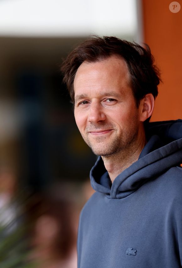 Un gros challenge mais l'acteur de 41 ans excelle dans tous les rôles, lui qui fait mouche dans le cinéma populaire (Le Sens de la Fête, En fanfare), d'auteur (De grandes espérances) ou au théâtre car il est sociétaire de la Comédie française !

Benjamin Lavernhe au village lors des Internationaux de France de Tennis de Roland Garros 2025, à Paris, France, le 6 juin 2025. © Jacovides-Moreau/Bestimage