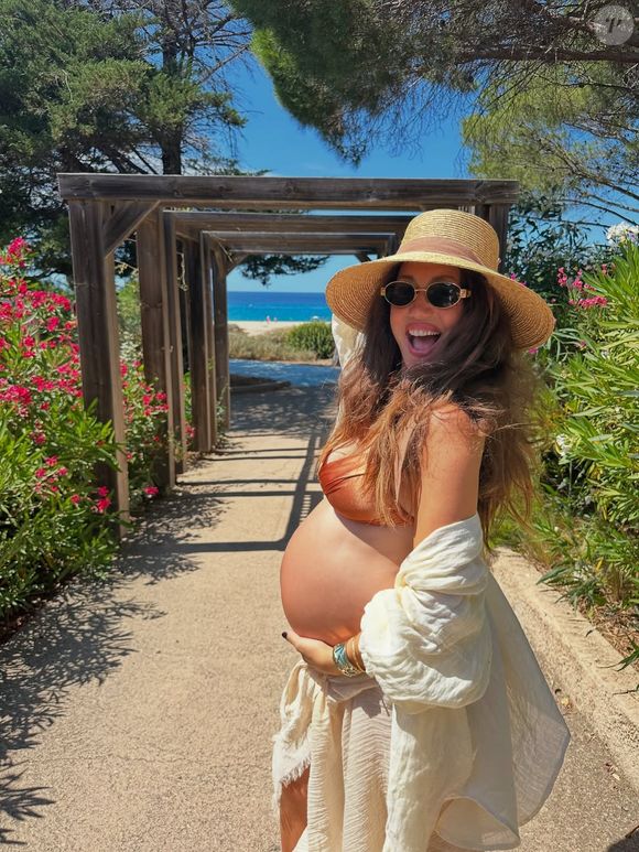 "Avec son bébé, c'est pas forcément le coup de foudre immédiat qu'on nous vend."

Louise Chabat, enceinte, et son compagnon Julien en vacances avec leur fils Néo en Corse