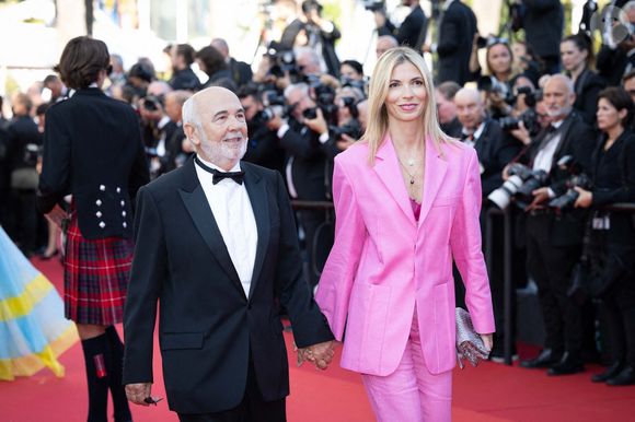À 74 ans, il partage sa vie avec sa femme Patricia Campi, de 30 ans sa cadette. 

Gérard Jugnot et Patricia Campi assistent à la projection de "Final Cut (Coupez !)" et au tapis rouge de la cérémonie d'ouverture du 75ème festival de Cannes au Palais des Festivals le 17 mai 2022 à Cannes, France. Photo by Shootpix/ABACAPRESS.COM