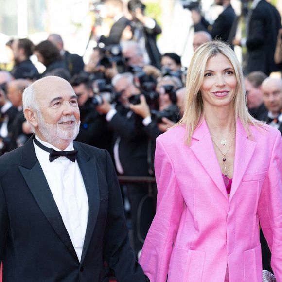 À 74 ans, il partage sa vie avec sa femme Patricia Campi, de 30 ans sa cadette. 

Gérard Jugnot et Patricia Campi assistent à la projection de "Final Cut (Coupez !)" et au tapis rouge de la cérémonie d'ouverture du 75ème festival de Cannes au Palais des Festivals le 17 mai 2022 à Cannes, France. Photo by Shootpix/ABACAPRESS.COM