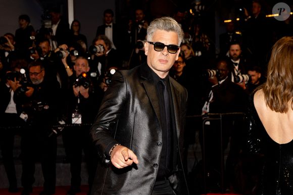 Le chanteur a débuté dans les années 2000. 

Benjamin Biolay - Descente des marches du film « Marcello Mio » lors du 77ème Festival International du Film de Cannes, au Palais des Festivals à Cannes. Le 21 mai 2024
© Jacovides-Moreau / Bestimage