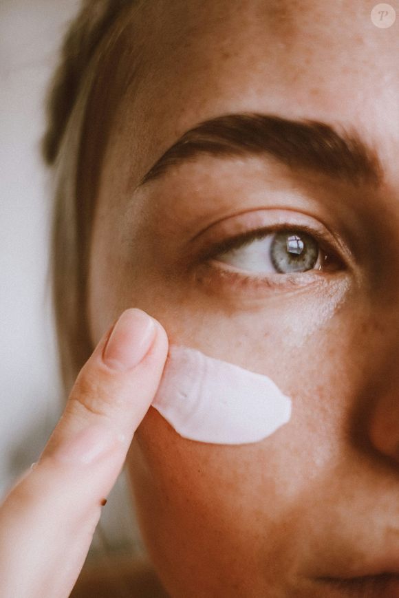 Des facteurs liés à l'hygiène de vie, comme un régime trop riche en sel ou la déshydratation, favorisent la rétention d'eau sous les yeux.