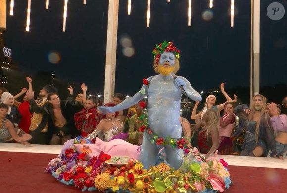 Lors des Jeux Olympiques de Paris, le beau-fils de Gérard Depardieu avait d'ailleurs déchaîné les passions en incarnant Dionysos, le Dieu de la fête et de tous les excès tout en chantant son titre "Nu".

Philippe Katerine - Cérémonie d'ouverture des Jeux Olympiques (JO) de Paris 2024 le 26 juillet 2024. © Capture France TV via Bestimage