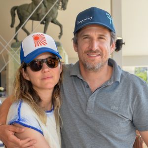 Exclusif - Marion Cotillard et son compagnon Guillaume Canet dans la tente VIP lors du Longines Paris Eiffel Jumping au Champ de Mars à Paris, le samedi 6 juillet 2019. © Veeren Ramsamy/Bestimage