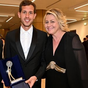 Victor Belmondo, qui a reçu un Espoir Award, et sa mère Luana durant la soirée de clôture du 20eme Monte Carlo Film Festival de la Comédie, au Grimaldi Forum à Monaco. Le 29 avril 2023.
© Bruno Bebert / Bestimage