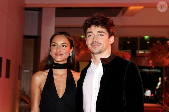 Elle portait aussi un bouquet de lys blancs attaché à son poignet avec des rubans satinés.

Charles Leclerc et Alexandra Saint Mleux durant la soirée de gala du 81ème Grand Prix de Formule 1 de Monaco, salle des Etoiles du Sporting de Monaco, le 26 mai 2024.
© Claudia Albuquerque/Bestimage