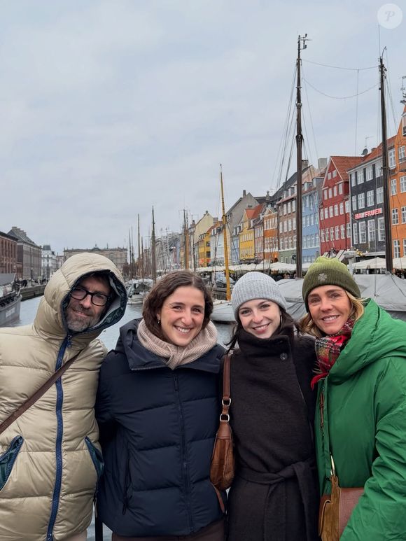 Tess quitte le cocon familial pour passer quelques mois à Copenhague.

Tess, la fille de Marine Vignes, part vivre à Copenhague. Photos des au revoir avec toute la famille.
