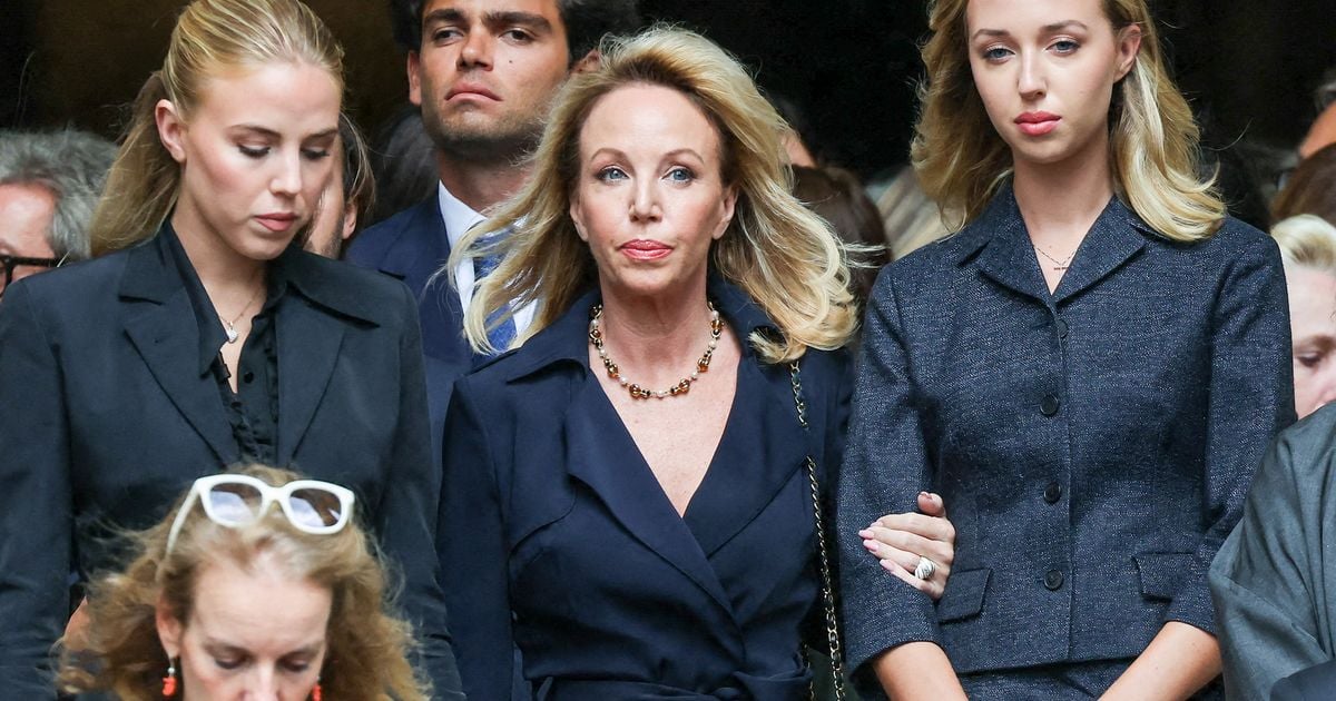 Camilla de Bourbon des Deux-Siciles élégante et entourée de ses filles, Maria Chiara et Maria Carolina, pour le dernier voyage de Mathilde Favier