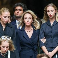 Camilla de Bourbon des Deux-Siciles élégante et entourée de ses filles, Maria Chiara et Maria Carolina, pour le dernier voyage de Mathilde Favier