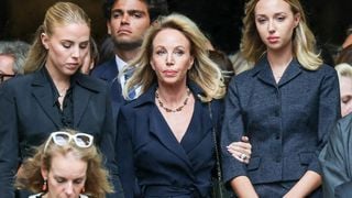 Camilla de Bourbon des Deux-Siciles élégante et entourée de ses filles, Maria Chiara et Maria Carolina, pour le dernier voyage de Mathilde Favier