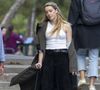 L’actrice révèle avoir mené seule cette maternité, après avoir surmonté des problèmes de fertilité.

Amber Heard continue de marcher avec une béquille alors qu'elle sort à Madrid, en Espagne, le 17 octobre 2023, avec sa sœur Whitney Henriquez et sa fille Oonagh Paige Heard. Photo par Gtres/ABACAPRESS.COM