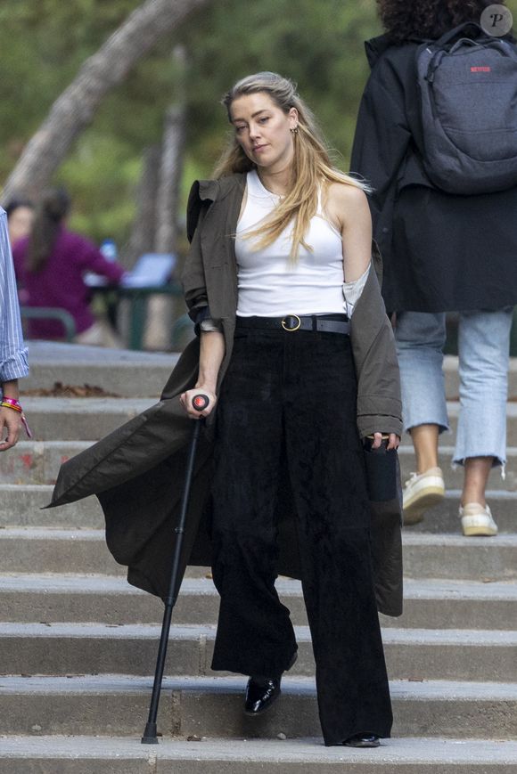 L’actrice révèle avoir mené seule cette maternité, après avoir surmonté des problèmes de fertilité.

Amber Heard continue de marcher avec une béquille alors qu'elle sort à Madrid, en Espagne, le 17 octobre 2023, avec sa sœur Whitney Henriquez et sa fille Oonagh Paige Heard. Photo par Gtres/ABACAPRESS.COM