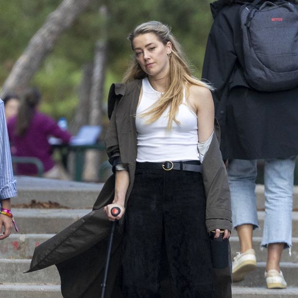 L’actrice révèle avoir mené seule cette maternité, après avoir surmonté des problèmes de fertilité.

Amber Heard continue de marcher avec une béquille alors qu'elle sort à Madrid, en Espagne, le 17 octobre 2023, avec sa sœur Whitney Henriquez et sa fille Oonagh Paige Heard. Photo par Gtres/ABACAPRESS.COM