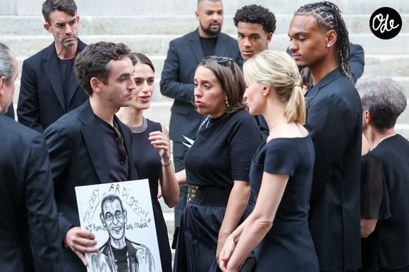 Manon a perdu ses deux parents en quelques mois.

Gaston Ardisson, Manon Ardisson, Audrey Crespo-Mara et ses fils Sekou et Lamine - Sorties des obsèques de Thierry Ardisson en l’église Saint-Roch de Paris, France, le 17 juillet 2025. © Clovis-Jacovides/Bestimage