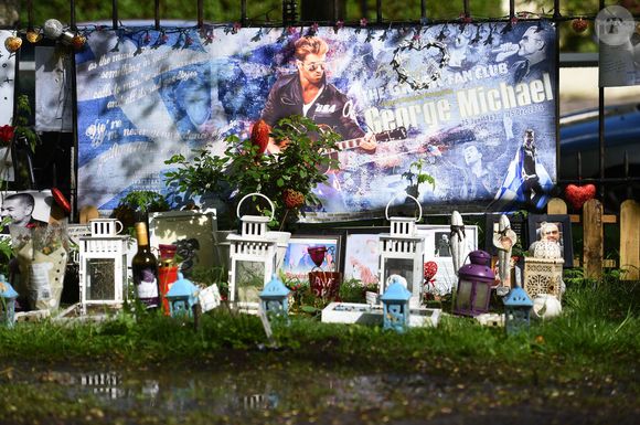 Le chanteur britannique a laissé derrière lui des fans, une famille, des amis et des ex-compagnons inconsolables... mais aussi un testament qui n'a pas plu à tout le monde.

Hommages à George Michael devant sa maison de Highgate, au nord de Londres. La famille de George Michael a demandé aux fans de retirer leurs hommages de l'extérieur des anciennes maisons du défunt chanteur par égard pour ses voisins, le 2 mai 2018. Photo Kirsty O'Connor/Pa Wire/Abaca