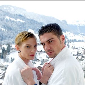 A l'époque, après leur séparation, c'est Sarah qui avait obtenu la garde de Zoltan.

Exclusif – Sarah Marshall et Alexandre Anthony à Gstaad, le 8 janvier 2003.
Gstaad, Suisse.
Dominique Jacovides / Bestimage