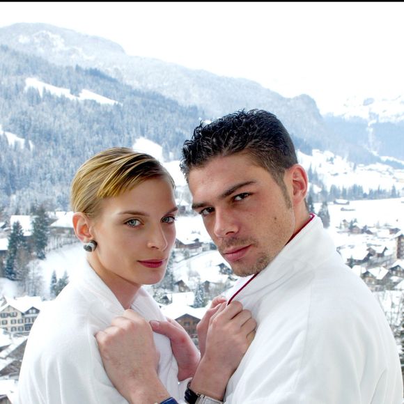 A l'époque, après leur séparation, c'est Sarah qui avait obtenu la garde de Zoltan.

Exclusif – Sarah Marshall et Alexandre Anthony à Gstaad, le 8 janvier 2003.
Gstaad, Suisse.
Dominique Jacovides / Bestimage