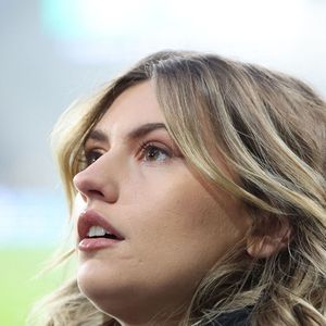 Marine (Star Academy 2024) chante "Les Corons" en hommage à Pierre Bachelet, pour le 20ème anniversaire de sa mort, lors du match de Ligue 1 McDonald's "Lens - Strasbourg (0-2)" au stade Bollaert-Delelis, le 16 février 2025.