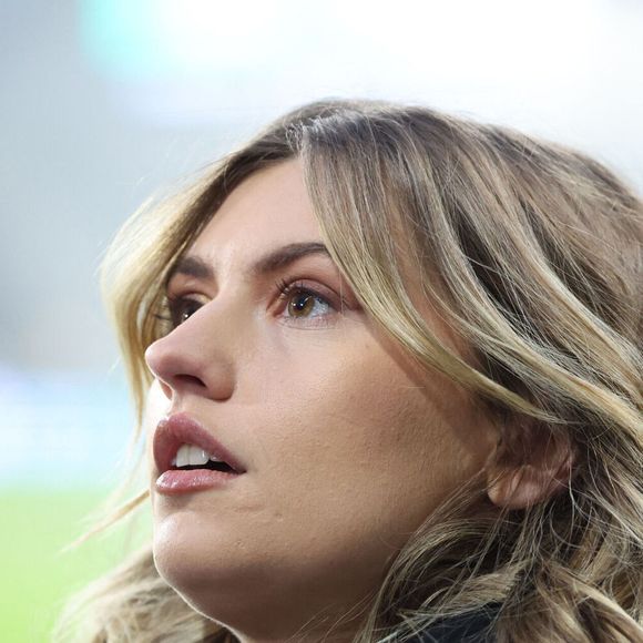 Marine (Star Academy 2024) chante "Les Corons" en hommage à Pierre Bachelet, pour le 20ème anniversaire de sa mort, lors du match de Ligue 1 McDonald's "Lens - Strasbourg (0-2)" au stade Bollaert-Delelis, le 16 février 2025.