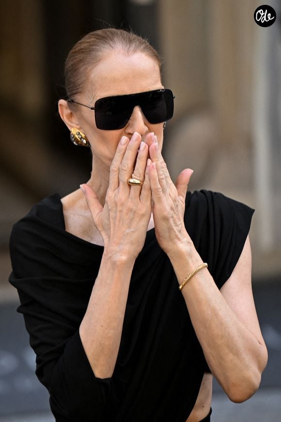 Céline Dion passe un moment avec ses fans avant son concert, à l'hôtel Royal Monceau à Paris, en France, le 23 septembre 2026. Photo de Lionel Urman/ABACAPRESS.COM
