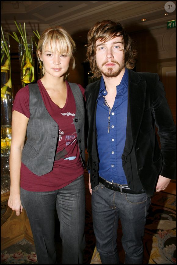 Virginie Efira et Julien Doré, le 14 nov 2007 - Déjeuner des 25 ans du Château Saint-Pierre au Four Seasons Hotel George V, organisé par la famille Triaud, propriétaire de l’appellation Saint-Julien, réunissant des personnalités du cinéma, de la télévision, du théâtre, de la musique, de la littérature, de la mode et du sport. © RINDOFF-GUIREC / BESTIMAGE
