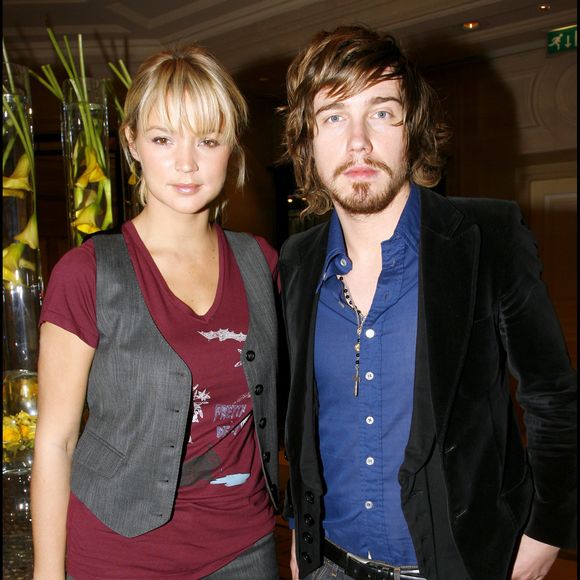 Virginie Efira et Julien Doré, le 14 nov 2007 - Déjeuner des 25 ans du Château Saint-Pierre au Four Seasons Hotel George V, organisé par la famille Triaud, propriétaire de l’appellation Saint-Julien, réunissant des personnalités du cinéma, de la télévision, du théâtre, de la musique, de la littérature, de la mode et du sport. © RINDOFF-GUIREC / BESTIMAGE