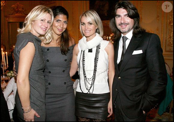 Luana Belmondo, Hoda Roche, Laeticia Hallyday, Stéphane Rolland - Vente aux enchères de "Frimousses de Créateurs" au profit de l’Unicef, à l’hôtel des ventes Drouot Montaigne. Le 11 novembre 2009 © BERTRAND RINDOFF PETROFF / BESTIMAGE