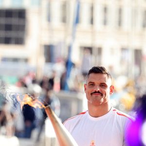 Florent Manaudou - lors de la cérémonie d'arrivée de la flamme olympique au Vieux-Port de Marseille, France, le 8 mai 2024, avant les Jeux olympiques et paralympiques de Paris 2024. Le transfert de la flamme à terre d'un navire de haut du XIXème siècle marquera le début du relais de la torche olympique de 12 000 kilomètres (7500 milles) à travers la France. © Dominique Jacovides/Bestimage