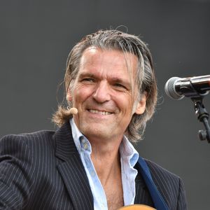 Yvan Le Bolloc'h chante lors du 3ème jour de la Fête de l'Humanité à la Courneuve le 17 septembre 2017. Agence / Bestimage