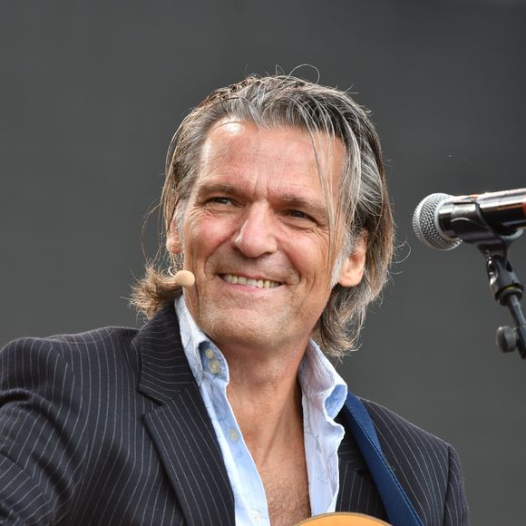 Yvan Le Bolloc'h chante lors du 3ème jour de la Fête de l'Humanité à la Courneuve le 17 septembre 2017. Agence / Bestimage