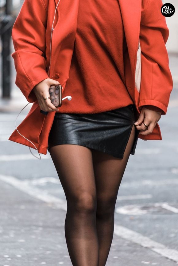 Les coupes structurées comme la jupe crayon s'associent aux bottes hautes pour une allure chic incontournable.